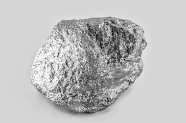 Krom elementsel numune örneği beyaz arkaplan, madencilik ve değerli taş kavramına izole edildi.