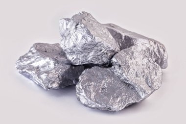 Krom elementsel numune örneği beyaz arkaplan, madencilik ve değerli taş kavramına izole edildi.