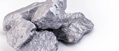 Krom elementsel numune örneği beyaz arkaplan, madencilik ve değerli taş kavramına izole edildi.