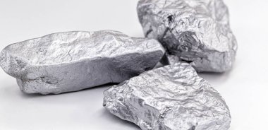 Krom elementsel numune örneği beyaz arkaplan, madencilik ve değerli taş kavramına izole edildi.