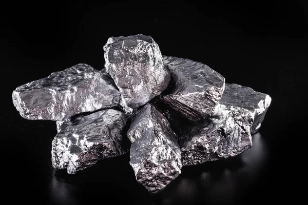ゲルマニウムゲルマニウムは 銀鉱石を象徴する化学元素です — ストック写真