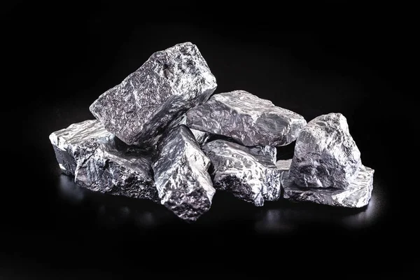 ブラックを背景にリベリアに自生する銀ナゲット 産業採掘用鉱石の希少石 — ストック写真