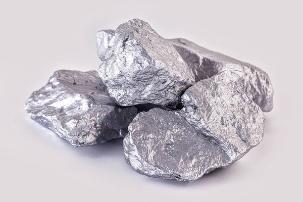 Хром образца элементарных образцов изолированы на белом фоне, горной промышленности и драгоценных камней концепции
.