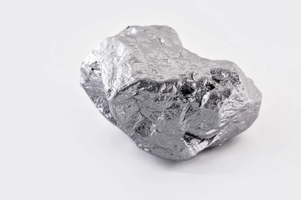Amostra Espécime Elementar Cromado Isolada Fundo Branco Mineração Conceito Pedra — Fotografia de Stock