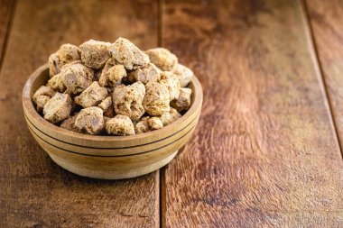 Granulated Pembe Soya Proteini. Kırsal ahşap arka planda soya bazlı protein.
