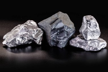 Demir cevheri ve gümüş taş beyaz zemin üzerinde izole, ihracat cevheri dünya çapında kullanılan