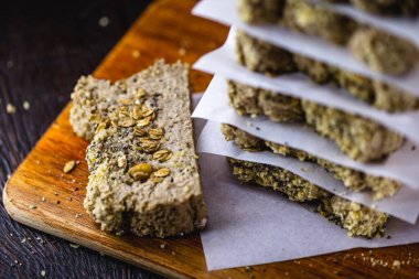 Sağlıklı ev yapımı ekmek dilimleri, hayvan ürünleri ve glütensiz vejetaryen ekmeği.