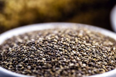 Beyaz tenceredeki liçi tohumları, vejetaryen yemeklerinde kullanılır..