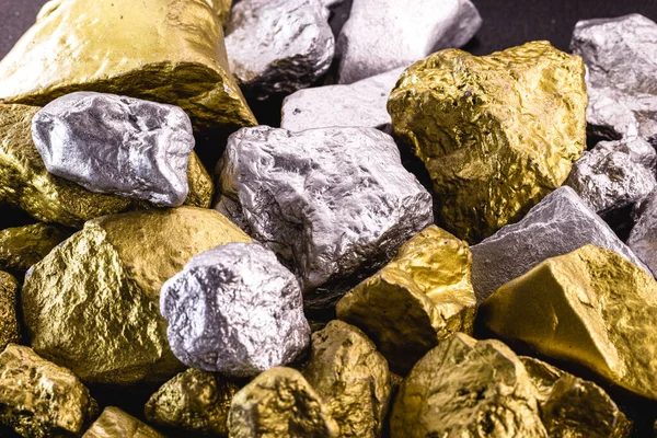 Pepitas Oro Plata Apiladas Piedras Preciosas Utilizadas Industria Joyería Concepto — Foto de Stock