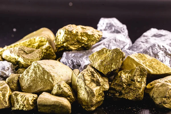 Pepitas Oro Plata Apiladas Piedras Preciosas Utilizadas Industria Joyería Concepto — Foto de Stock