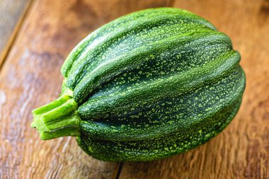 Brezilya 'da Moganga adında egzotik bir balkabağı, mogango, bugango, chila veya gila. Organik balkabağı. Kırsal ahşap arka planda minas gerais 'de yetişen Brezilya sebzesi..