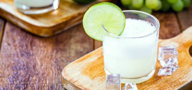 Pisco ekşi, tipik bir Güney Amerika mutfağı, Peru ve Şili karışımı, pisko ve limona dayalı, brendi, yumurta ve soğuk servis edilir..