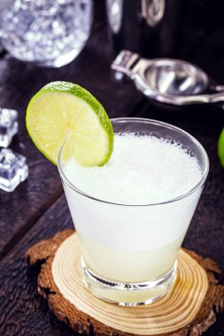 Pisco ekşi, Peru ve Şili 'den tipik bir içecek, pisko ve limona dayalı hazırlanmış, konyakla tatlandırılmış, yumurta, soğuk servis edilmiş..