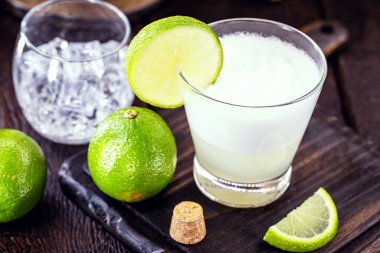 Pisco ekşi, tipik bir Güney Amerika mutfağı, Peru ve Şili karışımı, pisko ve limona dayalı, brendi, yumurta ve soğuk servis edilir..