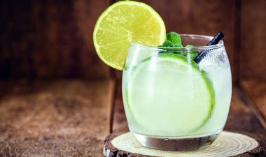Caipirinha kokteyli. Ahşap masa arkasında camdan yapılmış. Copyspace, bar menüsü resmi, uluslararası caipirinha günü, 13 Eylül