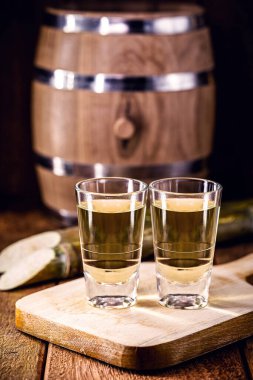 Cachaa, pinga, baston ya da damıtılmış şeker kamışı olarak bilinen Brezilya içeceği. Brezilya 'da üretilen konyağa verilen isim. Dünya çapında bilinen Caipirinha 'nın hazırlanmasında kullanılır.