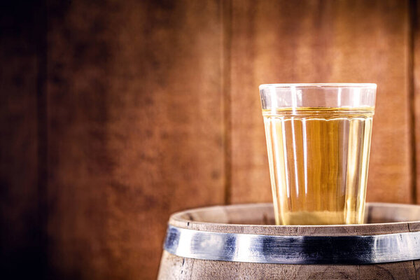 малые дозы, высококачественный дистиллированный спирт. Бразильская качака (называется пинга), капает, с деревенским бразильским деревом, бар изображения, старый подвал