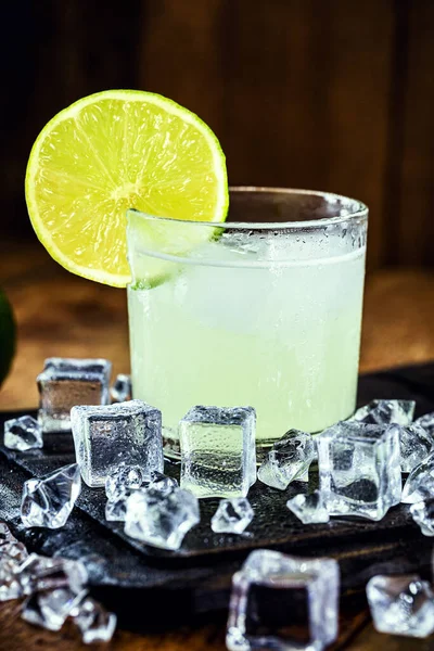 Caipirinha Brasileira Típica Coquetel Brasileiro Feito Com Limão Cachaça Açúcar — Fotografia de Stock