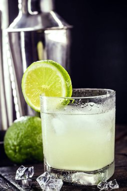 Brezilya Caipirinha 'sı, limon, cachaca ve şekerden yapılmış tipik Brezilya kokteyli. Brezilya 'dan geleneksel içecek, metin için yer var.
