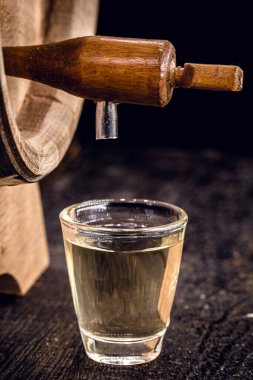 Küçük bardaklar, yüksek kaliteli damıtılmış alkol. Brezilya cachaca 'sı (pinga denir), damlayan, rustik ahşap brazil, bar resmi, eski mahzen.