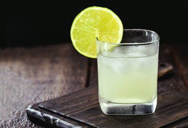 Brezilya Caipirinha 'sı, limon, cachaca ve şekerden yapılmış tipik Brezilya kokteyli. Brezilya 'dan geleneksel içecek, metin için yer var.