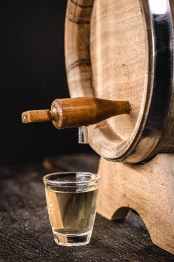 Küçük bardaklar, yüksek kaliteli damıtılmış alkol. Brezilya cachaca 'sı (pinga denir), uluslararası Cachaa günü, Brezilya' nın içki sembolü.