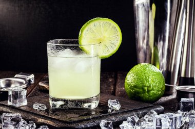 Brezilya Caipirinha 'sı, limon, cachaca ve şekerden yapılmış tipik Brezilya kokteyli. Uluslararası Caipirinha Günü, Brezilya 'nın sembolü..