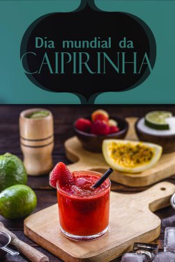 Caipirinha, tipik Brezilya içkisi, meyve, şeker ve cachaca ile yapılır. Portekizce metin: caipirinha günü, 13 Eylül