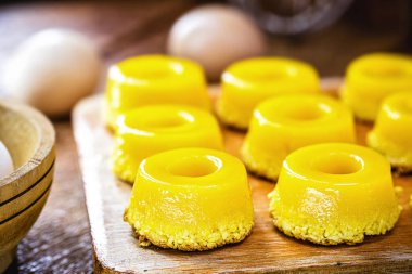 Quindim olarak adlandırılan kuzeydoğu Brezilya 'nın tipik bileşenleri yumurta sarısı, şeker ve rendelenmiş hindistan cevizidir..