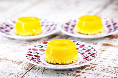 Brezilya 'da Quindim ve Portekiz' de Brisas, Hindistan cevizi, badem, şeker ve sütle rendelenmiş Liz 'i yapar..