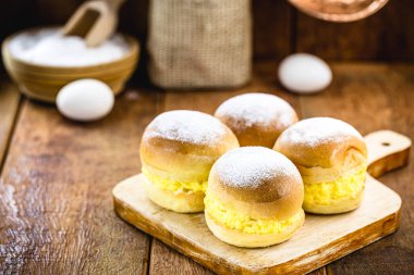 Kremayla doldurulmuş ev yapımı tatlı ekmek. Bir patronun 
