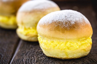 Kremalı ekmek, Berlin topu olarak bilinir, deliksiz çörek ya da SONHO fırını. Tipik tatlı dob rasil, Portekiz ve Almanya