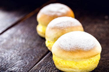 Kremayla doldurulmuş ev yapımı tatlı ekmek. Bir patronun 