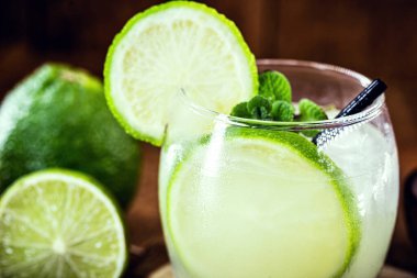 Caipirinha kokteyli. Ahşap masa arkasında camdan yapılmış. Copyspace, bar menüsü resmi, uluslararası caipirinha günü, 13 Eylül