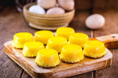 Brezilya 'da Quindim olarak adlandırılan yumurta sarısı şekeri ve Brisa-do-Lis' de Portekiz. Kırsal ahşap arka planda tatlı bir tatlı