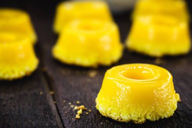 Yumurta ve hindistan cevizinden yapılmış Brezilya tatlısı. Quindim, noderste do brasil cuisine