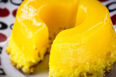 Bir parça Quindim, Brezilya yumurtasından küçük puding, şekerli ve rendelenmiş hindistan cevizli. Brezilya mutfağının makro ya da yakın çekim fotoğrafı