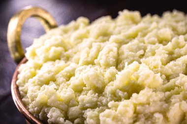 Krema ya da patates püresi, metalik bakır bir tencerede servis edilir, organik ve ev yapımı yemekler Brezilya 'da üretilir..