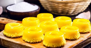 Brezilya kindim 'i yumurta sarısı, şeker ve rendelenmiş hindistan cevizinden yapılır. Rendelenmiş hindistan cevizi veya badem kullanarak Brisa-do-Lis olarak bilinen Portekiz tarifine karşılık gelir..