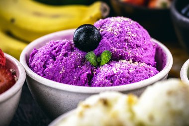 Jabuticaba ya da jaboticaba adında ev yapımı Brezilya meyveli dondurma. Geri dönüşümlü plastik bir tencerede servis edilen tatlı..