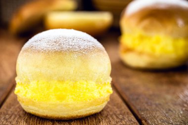 Kremalı ve şekerli ekmek, 