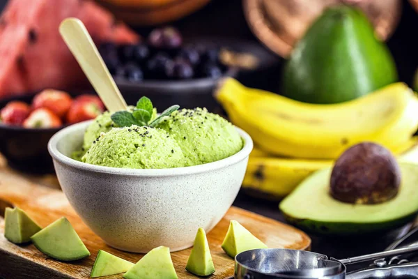 Домашнее Зеленое Мороженое Сделанное Органического Авокадо Тропическими Фруктами Заднем Плане — стоковое фото