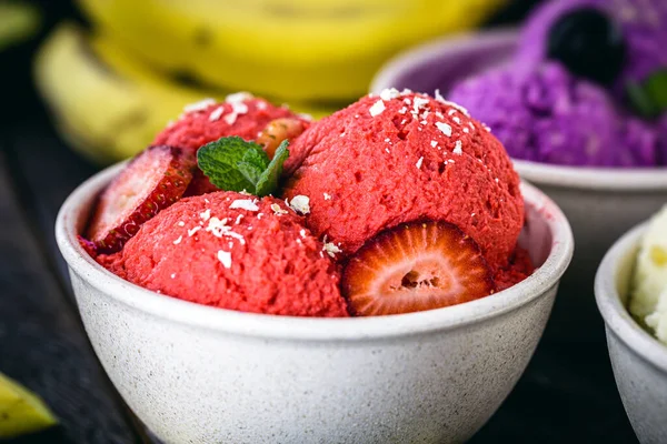 Sorvete Morango Vegan Sorvete Vermelho Com Frutas — Fotografia de Stock