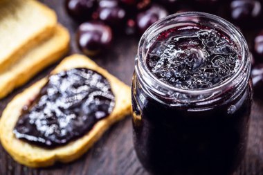 Jabuticaba (veya jaboticaba) reçeli, Brezilya 'nın Atlantik ormanlarına özgü üzümü ve Güney Amerika. Koruyucu madde ya da şeker olmadan reçel.