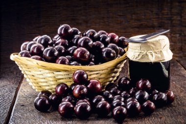 Jabuticaba ya da jaboticaba olarak adlandırılan bir kavanoz Brezilya meyve reçeli kırsal bir ahşap masada..