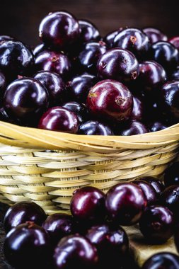 Jaboticaba ya da jabuticaba, Brezilya 'nın yerli üzümlerinden biridir. Plinia cauliflora türleri, kırsal bir masada, egzotik meyveler, antiinflamatuar.