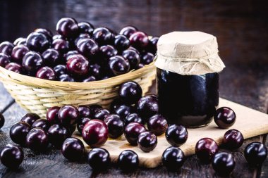 Jabuticaba ya da jaboticaba olarak adlandırılan bir kavanoz Brezilya meyve reçeli kırsal bir ahşap masada..