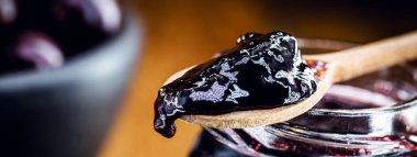 Brezilya üzümü olarak bilinen tipik bir Brezilya meyvesi olan tahtadan kaşık, jabuticaba (veya jaboticaba) jölesinden organik jöle yapılır..