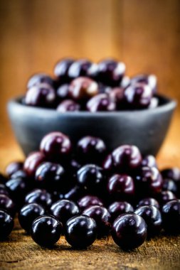 Jaboticaba ya da jabuticaba, Brezilya 'nın yerli üzümlerinden biridir. Plinia cauliflora türleri, kırsal bir masada, egzotik meyveler, antiinflamatuar.