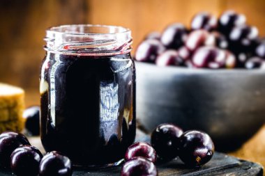 Jabuticaba jölesi, organik, ev yapımı, egzotik Brezilya meyveli. Jaboticaba (veya jabuticaba) Güney Amerika 'da yaygın bir meyvedir..